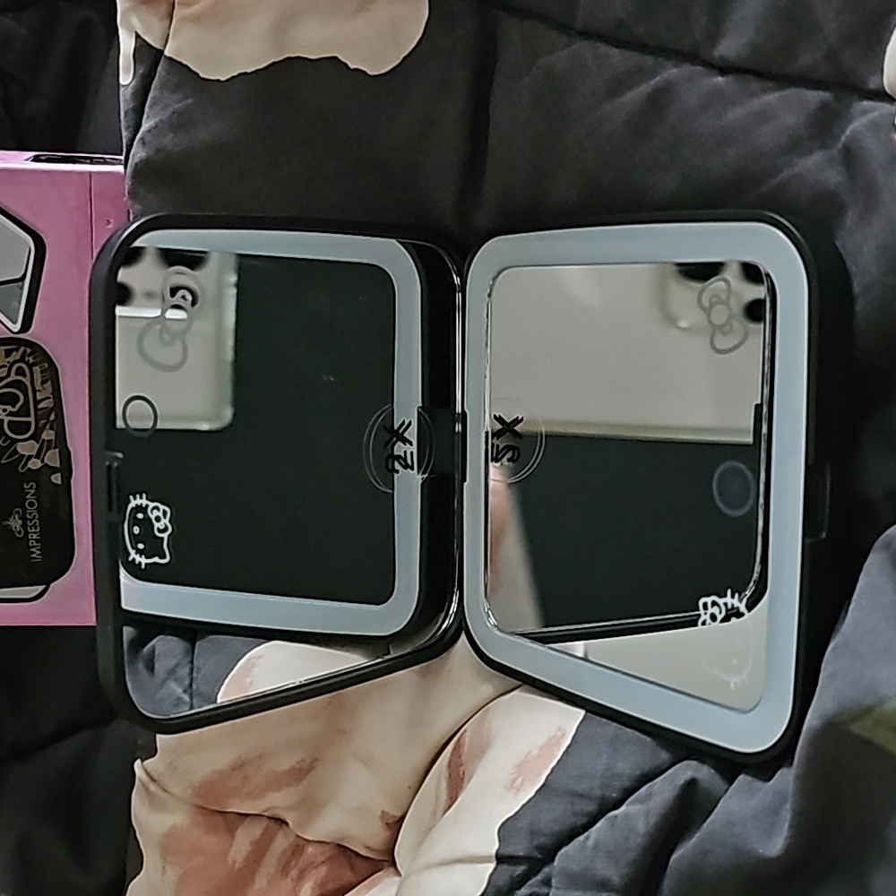 Hello Kitty Compact Mirror - Picture 4 of 4